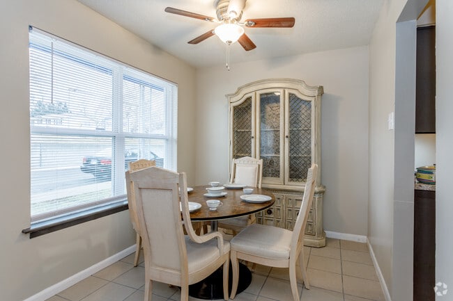 2BR, 2BA - 925 SF