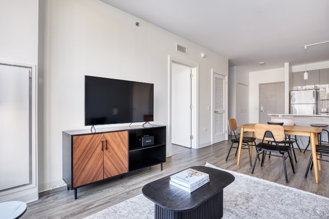 Photo - 413 S Halsted St