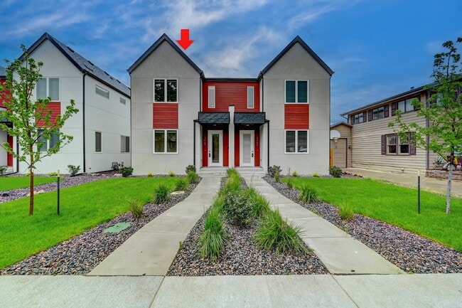 Building Photo - $3,900 - 4 Bed, 3.5 Bath Updated Townhome ...