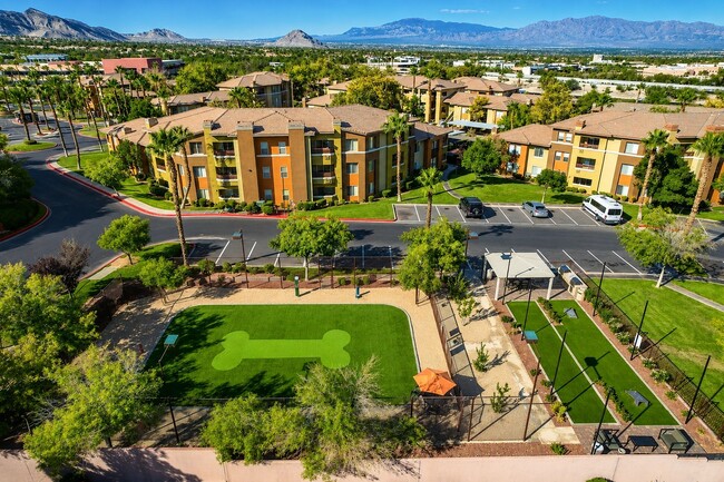 At Falling Water, enjoy lush green spaces and pet-friendly amenities. With stunning views and ample outdoor areas, it’s the perfect place for relaxation and recreation. Explore your next home today!