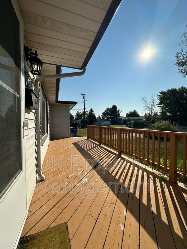 Photo - 710 48th St S