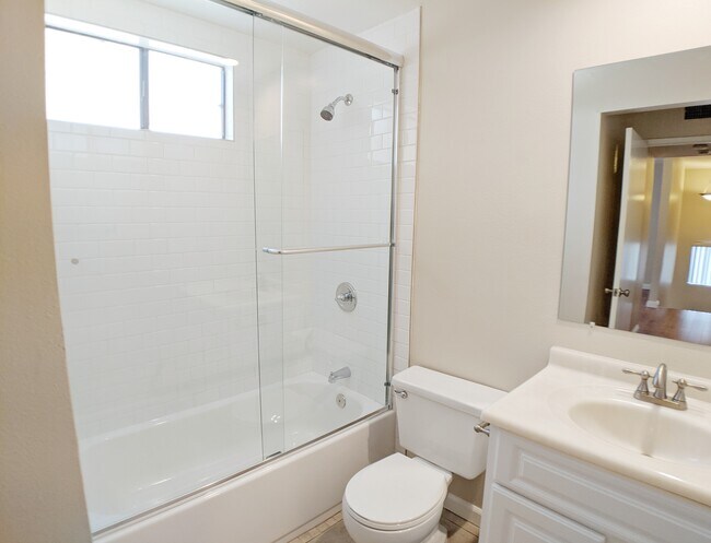Disponible apartamento de 1 dormitorio y 1,5 baños.