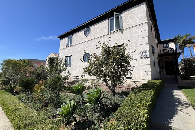 Building Photo - 1345 Masselin Ave