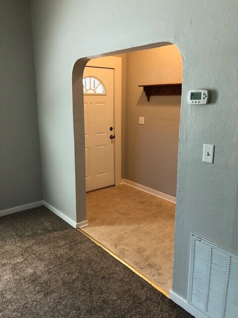 Entryway directly into unit w/ storage closet - 935 Olive St