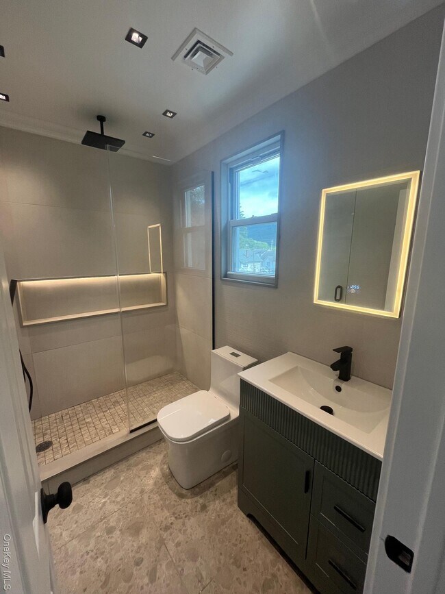 Photo - 12 Backman Ave Unidad 3