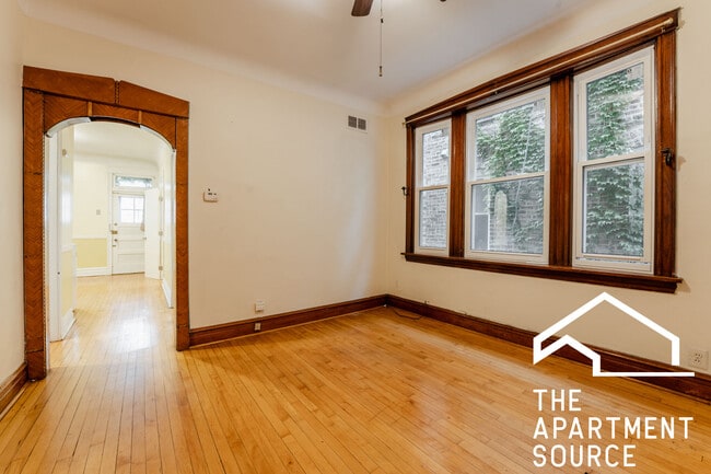 Building Photo - 2132 W Iowa St Unit 1