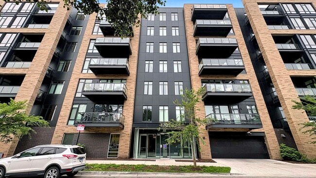 Building Photo - 1701 W Webster Ave Unit 205