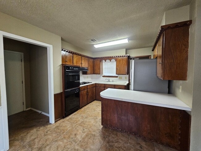 Photo - (3) Bed/(2) Bath Near Schools and Shopping! Avail NOW!