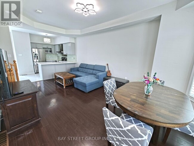 Photo - 256 Glenashton Dr
