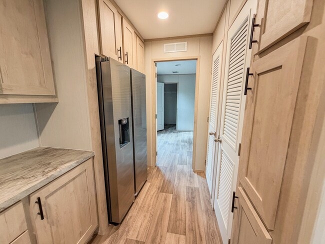 Photo - 77 Edinburgh Dr SW