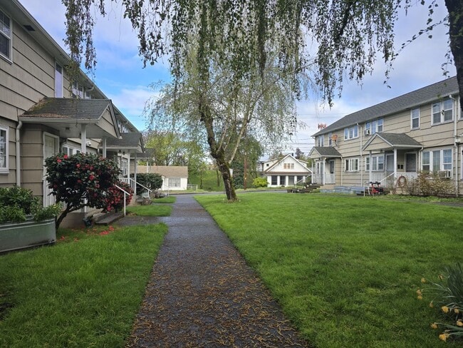 Photo - 447 NE Winchester St