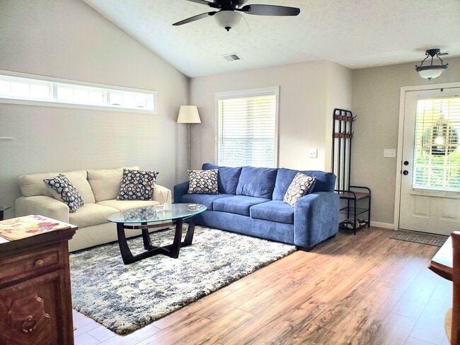 Photo - 401 Redwood Trail