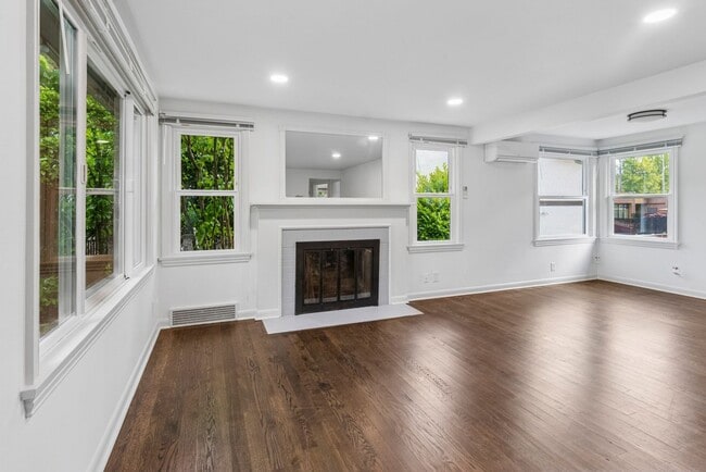 Building Photo - Updated 2BR Wedgwood Home w/ Utility Packa...