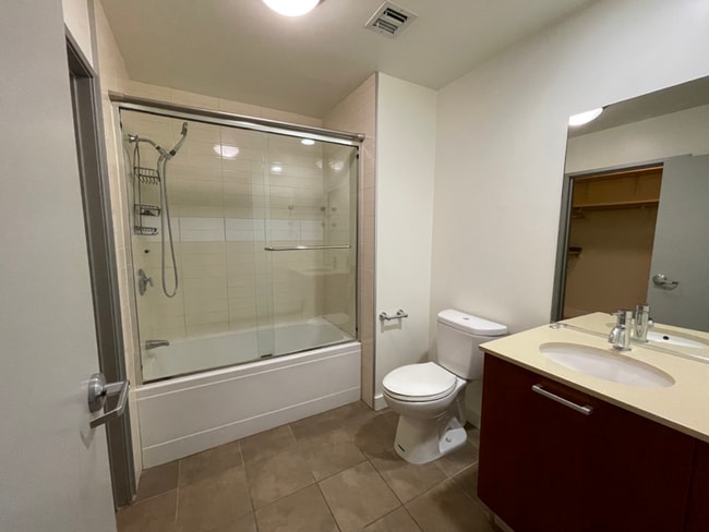 Photo - 645 W 9th St