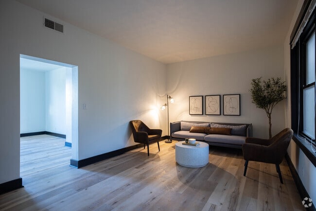 2BR, 1BA - 950SF