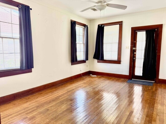Photo - 2554 Zeeland Ave