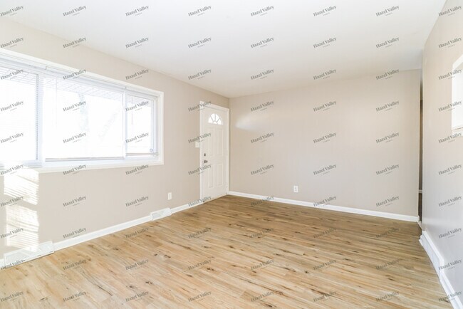 Photo - 1370 Reale Ave