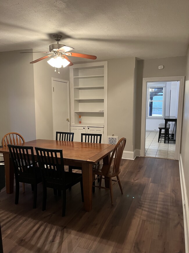 Photo - 128 W Chestnut St