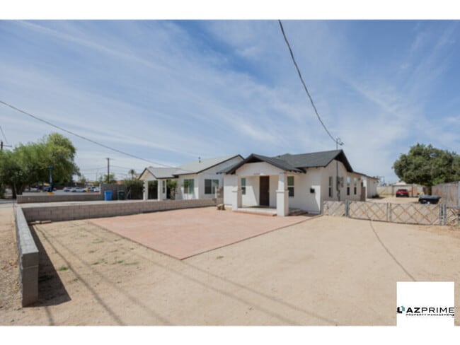 Building Photo - Stylish 3/2 Phoenix Duplex!