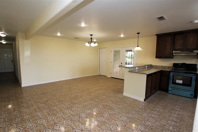 Photo - 4605 S Zapata Hwy