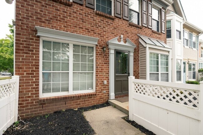 Photo - 361 Hadleigh Ln