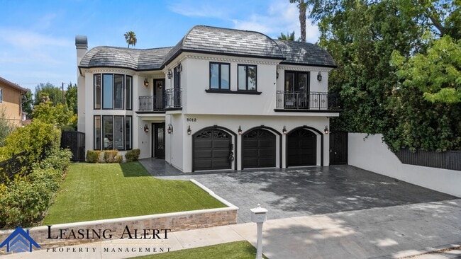 Photo - 5011 Hayvenhurst Ave