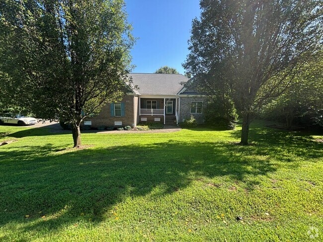 Building Photo - Stunning 5 Bedroom 2.5 Bath Home located i...