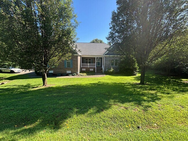 Stunning 5 Bedroom 2.5 Bath Home located i... - Stunning 5 Bedroom 2.5 Bath Home located i...