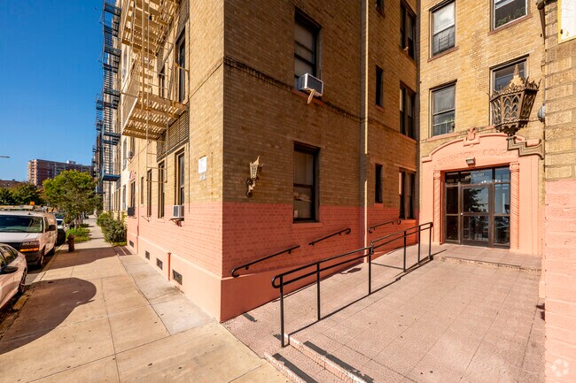 Entrada del edificio - 313-323 Brightwater Ct