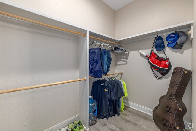 1BR, 1BA - 875SF - Closet