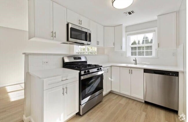 Building Photo - 8 S Bedford St Unit #10B Rental
