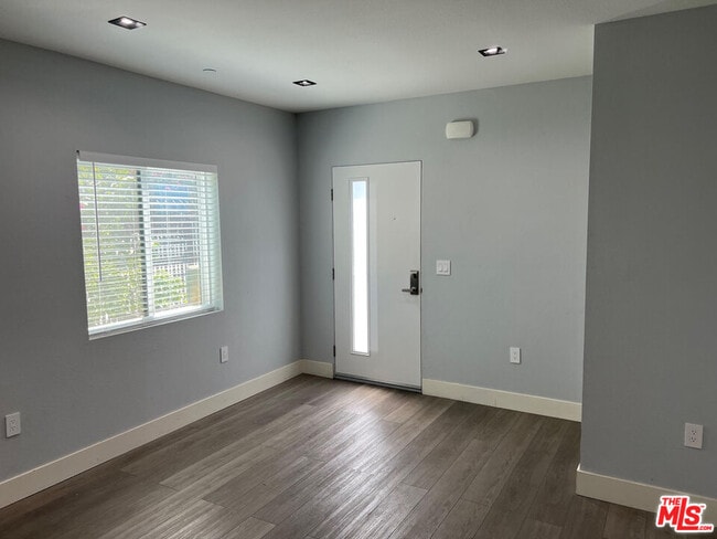 Building Photo - 14833 Erwin St Unit 1 Rental