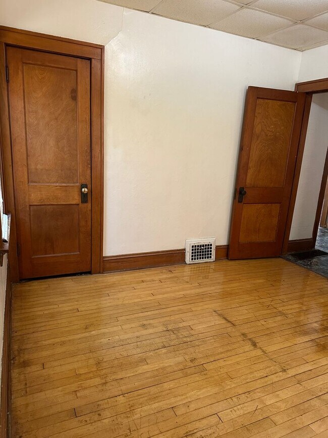 Photo - Charming 2-Bedroom Lower Duplex