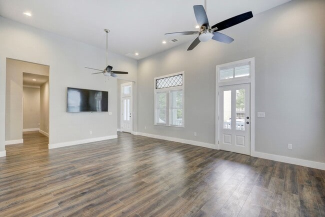 Photo - 7bed/4bath in West Campus