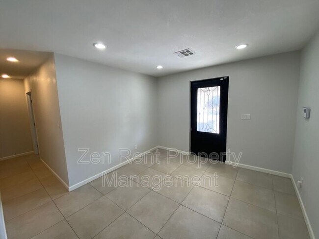 2032 W Medlock Dr