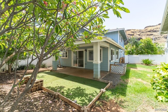 Photo - LARGE and SPACIOUS 3bd/3ba/2pkg (SEA COUNTRY) $3900