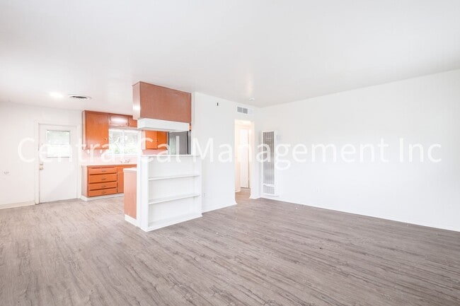 Photo - 2000-2004 Bank St Unit 2000