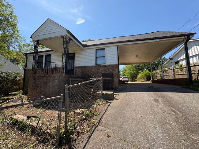 Building Photo - 3 Bedroom 2 Bath Home Near Augusta Road !!! Freshly Renovated