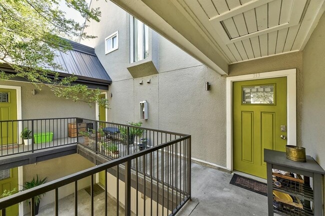 935 La Posada Dr Unit 213