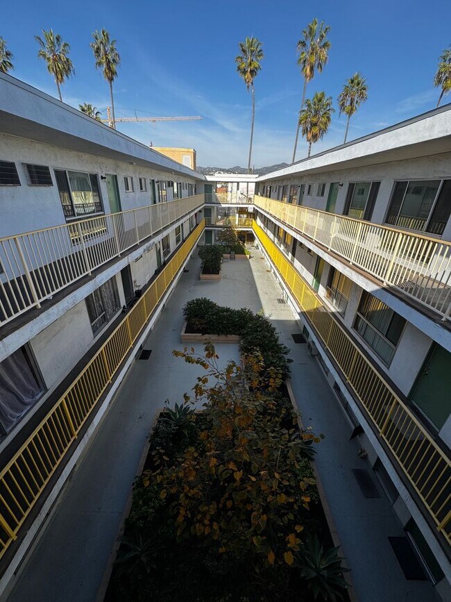 Building Photo - COMING SOON - Remodeled Studio - Melrose Hill - $1675 - 1st Month Free Unit 36