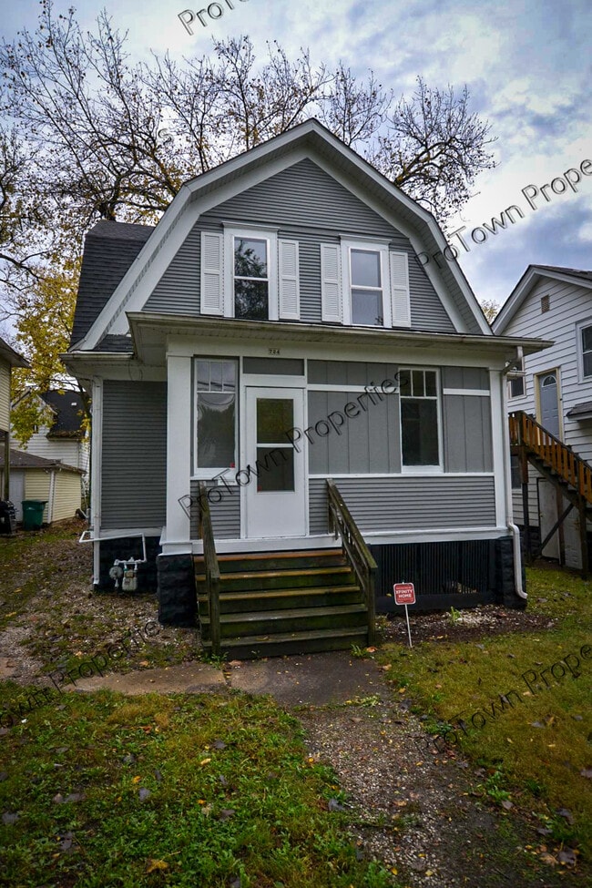 Building Photo - 724 E Washington St