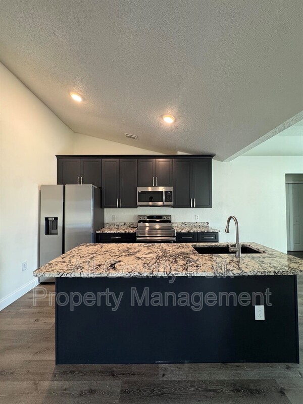 Photo - 572 Adriel Ave