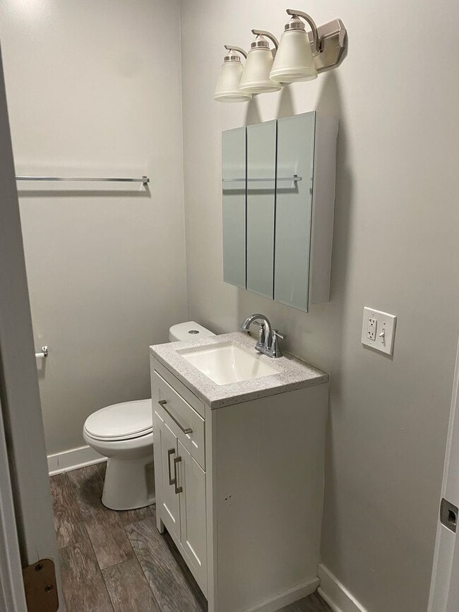 Photo - Spacious south side 3-bedroom beauty Unit 6402 S eberhart - 2S