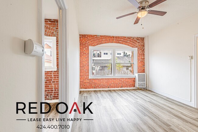 Photo - Cozy Studio with Exposed Brick Walls, Hard... Unidad 209