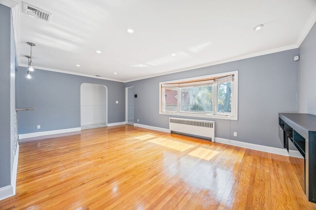 Photo - 2282 Baylis Ave