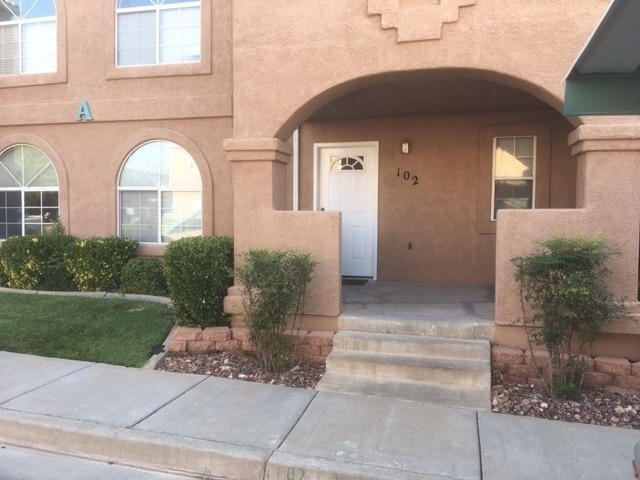 Building Photo - Wonderful La Paloma Home!