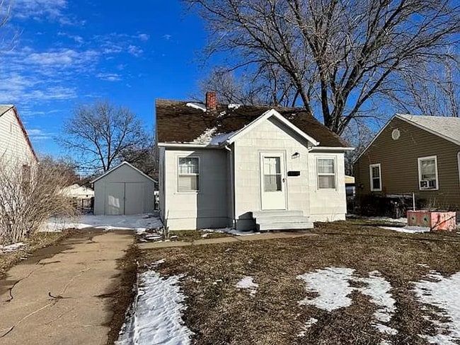 Building Photo - Stunning 3 Bed 1 Bath In Quiet Neighborhood Rental