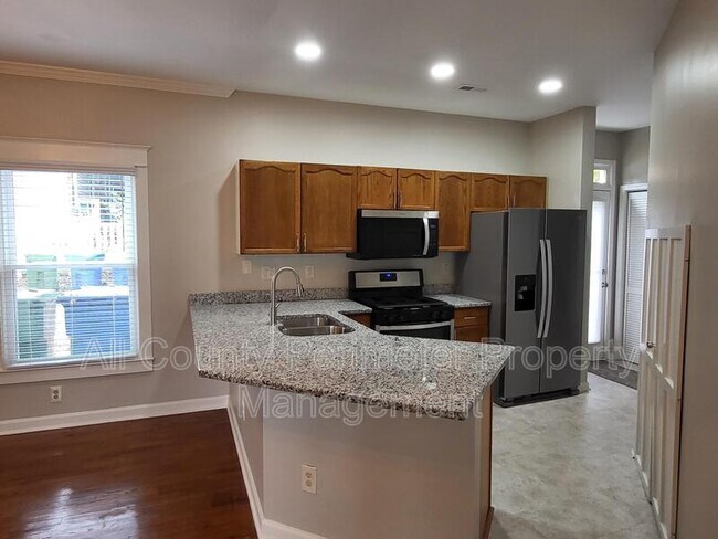 Photo - 320 Harden St SE