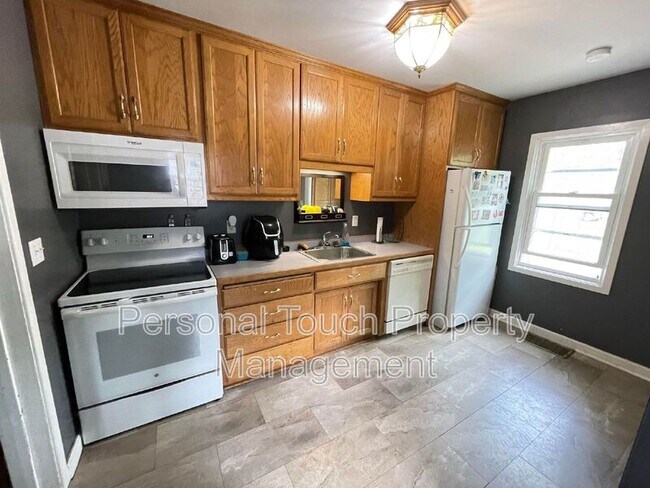 Photo - 817 College St N House