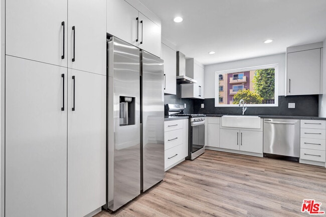 Building Photo - 11611 Burbank Blvd Rental
